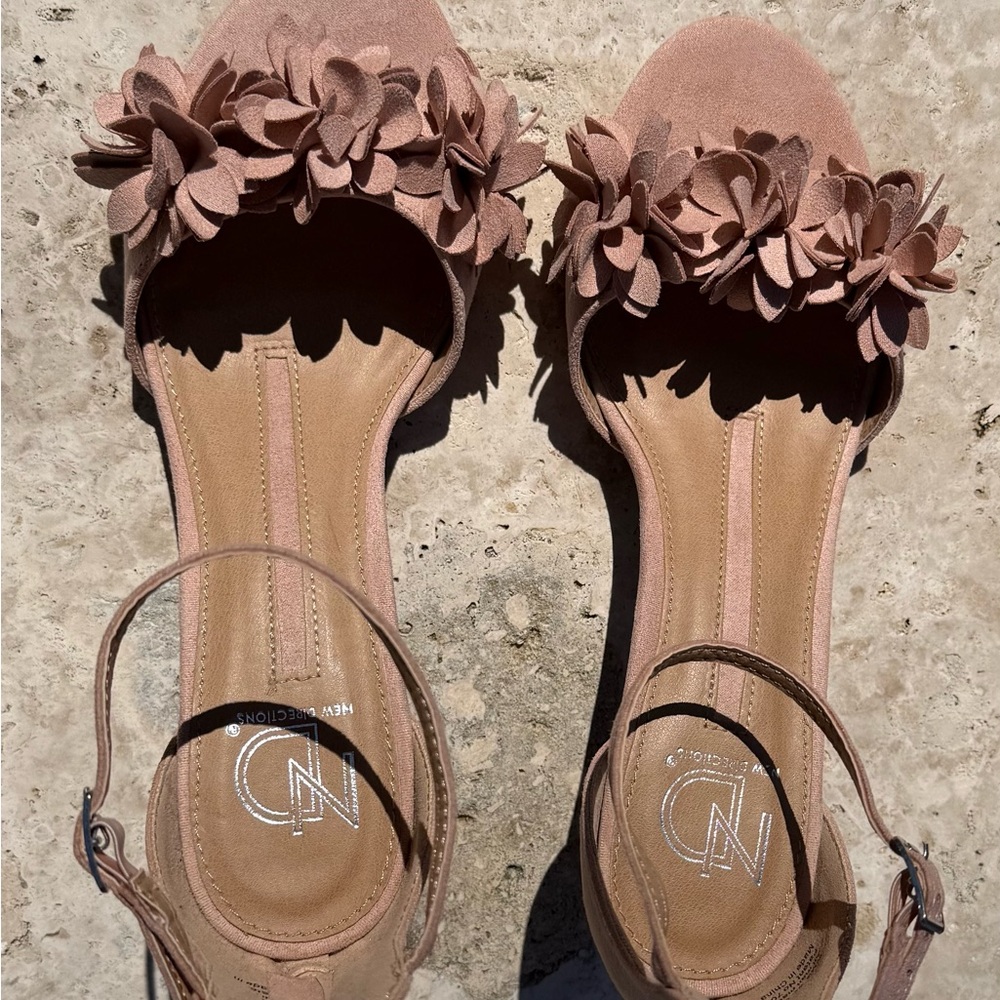Elegant Floral Women's Sandals in Pink - Picture 11 of 16